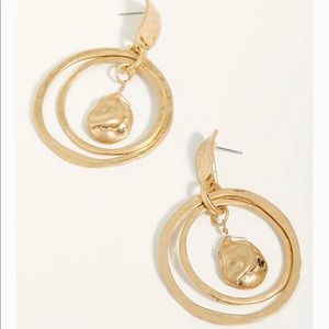 Free people freshwater hoop earring